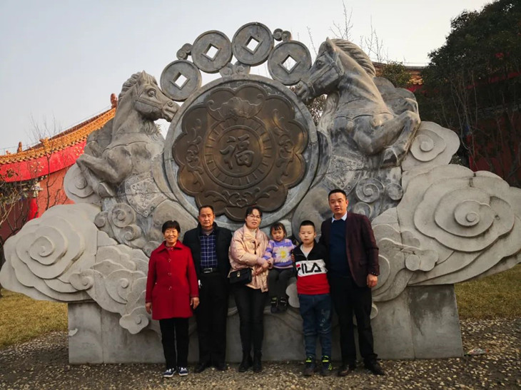 1652919873374160.jpg 韦世豪家庭合照_副本.jpg